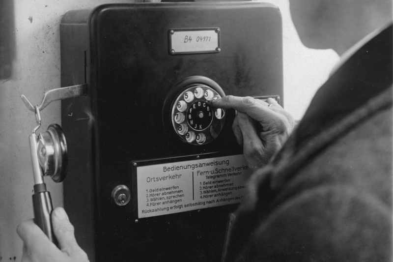 30 фото о том, как радикально менялись телефоны со временем